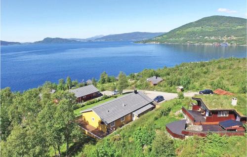 Hundeidvik House | Family-Friendly 4 Bedroom Home in Beautiful Hundeidvik