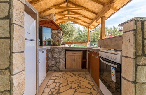 Kakma House | Spacious 5-Bedroom Retreat with Pool in Kakma
