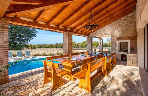 Krmed House | Ultimate 5 Bedroom Getaway with Private Pool in Krmed