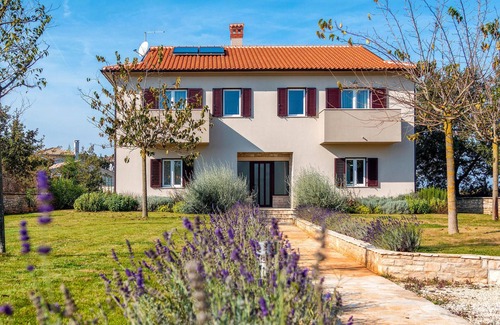 Krmed House | Ultimate 5 Bedroom Getaway with Private Pool in Krmed