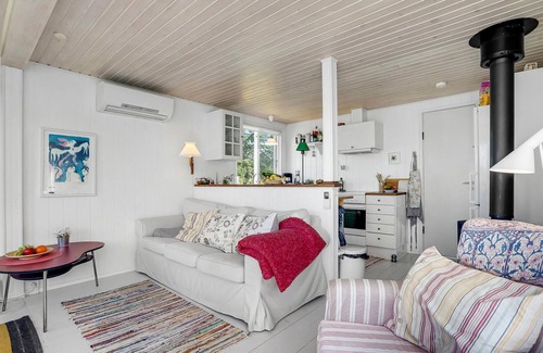 Vestero Havn House | Charming Cottage Getaway Steps from the Beach