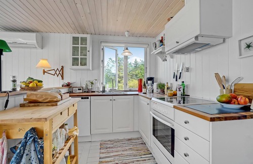 Vestero Havn House | Charming Cottage Getaway Steps from the Beach