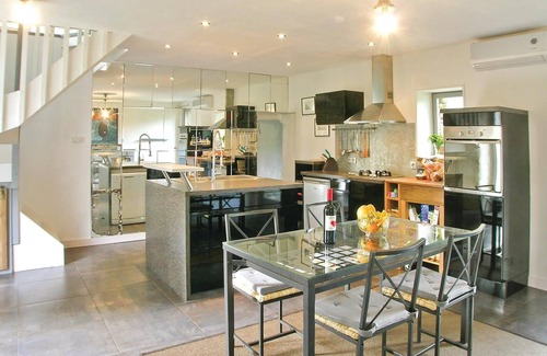 Mahalon House | Renovated Stone Home with Spa and Breakfast for Your Stay