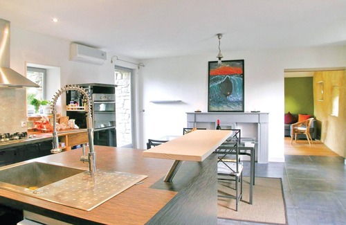 Mahalon House | Renovated Stone Home with Spa and Breakfast for Your Stay