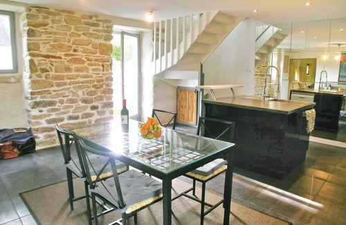 Mahalon House | Renovated Stone Home with Spa and Breakfast for Your Stay