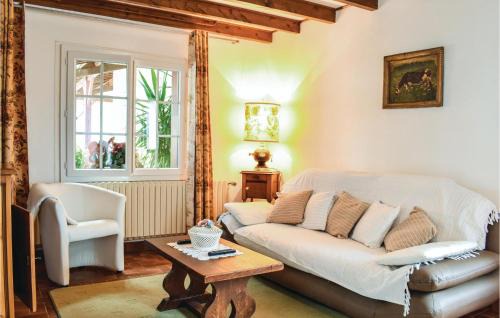 Massugas House | Inviting Home in Massugas with Pool and Kitchen Access
