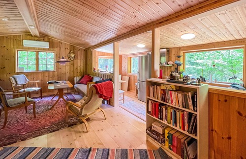 Ljung House | Idyllic Cottage with Lake View & Spa, Rated 10/10 by Guests
