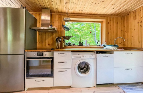 Ljung House | Idyllic Cottage with Lake View & Spa, Rated 10/10 by Guests