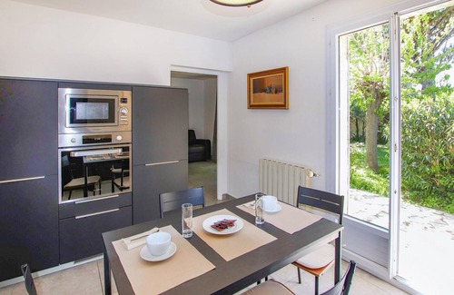 Montfavet House | Family-Friendly Retreat with Pool Near Historic Avignon