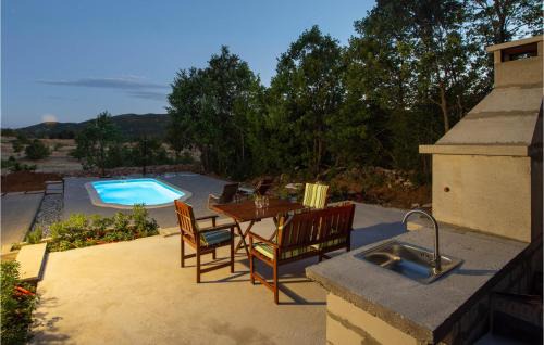 Neoric House | Cozy Muc Home with Kitchen, Pool & Pet-Friendly Amenities