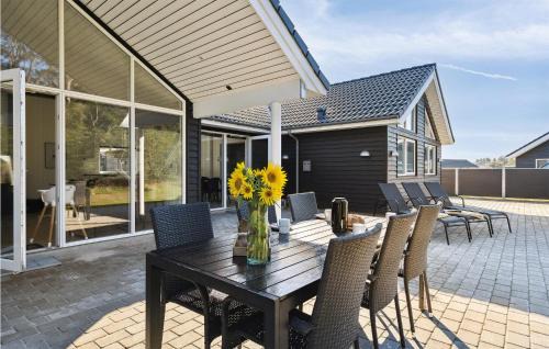 Houstrup House | Comfortable Home in Nørre Nebel with Pool and Kitchen