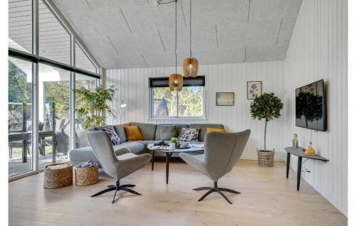 Houstrup House | Comfortable Home in Nørre Nebel with Pool and Kitchen