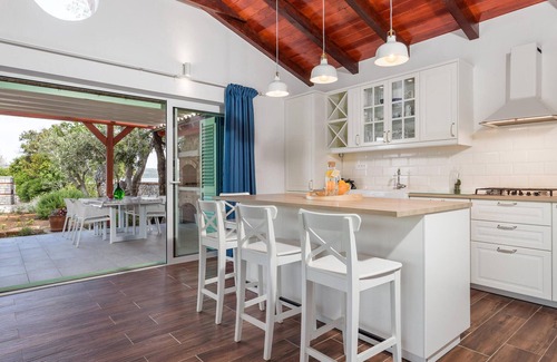 Nerezine House | Enjoy a Relaxing Vacation by the Sea with Oceanfront Views