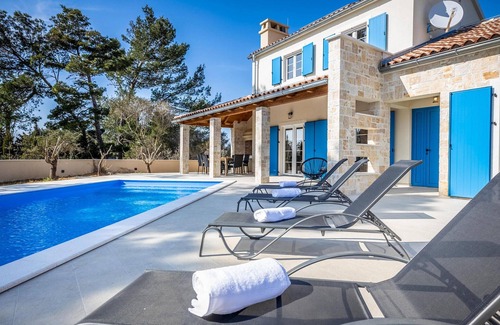 Nin House | Top-Rated 3 Bedroom Accommodation in Nin with Private Pool
