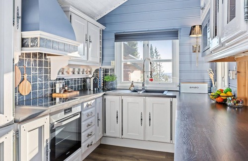 yer House | Tranquil Wooden Retreat by Lake with Spa and Breakfast