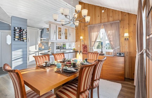 yer House | Tranquil Wooden Retreat by Lake with Spa and Breakfast