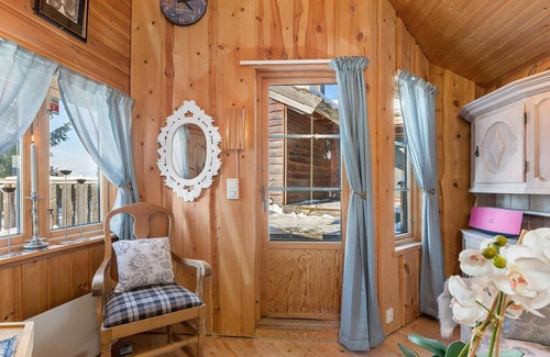 yer House | Tranquil Wooden Retreat by Lake with Spa and Breakfast
