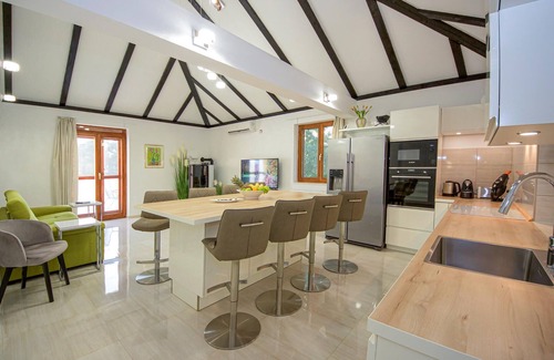 Pokrovnik House | Top-Rated 3 Bedroom Retreat in Pokrovnik with Pool & Spa
