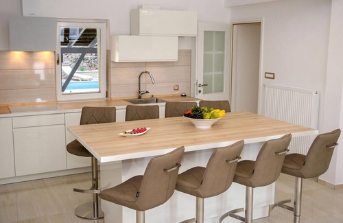 Pokrovnik House | Top-Rated 3 Bedroom Retreat in Pokrovnik with Pool & Spa