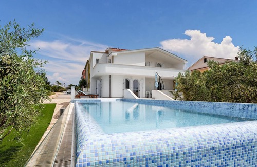 Povljana House | Spacious 5 Bedroom Retreat with Oceanfront Views in Povljana