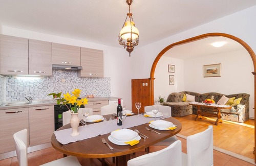 Pucisca House | Cozy Vacation House Steps from Central Pu with Ocean Views
