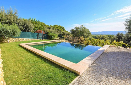 Puget House | Idyllic Cottage with Infinity Pool Amidst Lush Landscapes