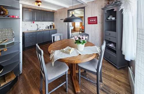 Tinn House | Relaxing Lake View Home with Spa and Breakfast Amenities