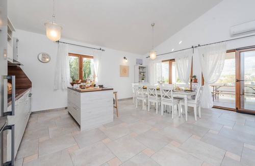 Rovanjska House | Spacious 4-Bedroom Retreat with Ocean Views in Rovanjska