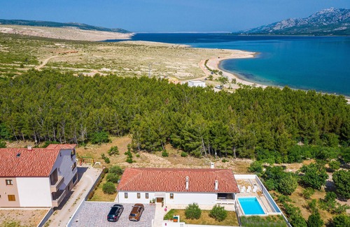 Rovanjska House | Spacious 4-Bedroom Retreat with Ocean Views in Rovanjska
