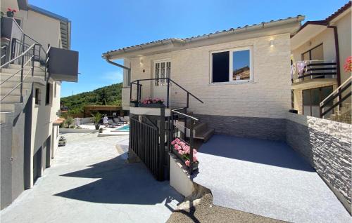 Rukavac House | Family-Friendly 2 Bedroom Home with Pool in Rukavac
