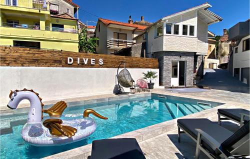 Rukavac House | Family-Friendly 2 Bedroom Home with Pool in Rukavac
