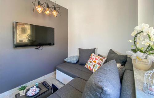 Rukavac House | Family-Friendly 2 Bedroom Home with Pool in Rukavac