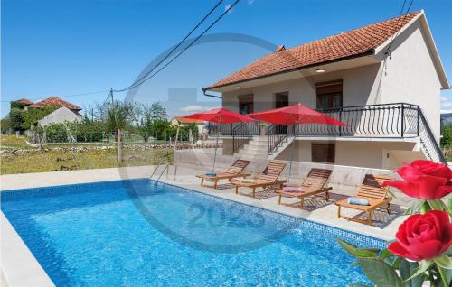 Runovici House | Inviting Home in Runovici with Pool and Kitchen Amenities