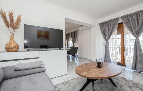 Runovici House | Inviting Home in Runovici with Pool and Kitchen Amenities