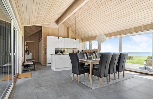 Langemark House | Beachfront Escape with Spa and Breakfast Included