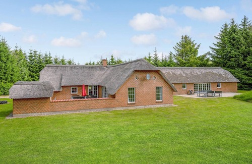 Øby House | Family-Friendly Vacation Home with Pool and Spa Amenities