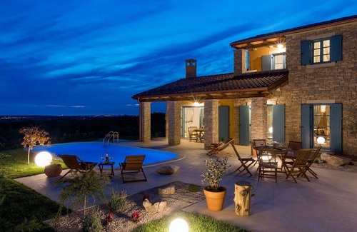 Vardica House | Spacious 2-Bedroom Retreat with Pool in Umag, Pet Friendly
