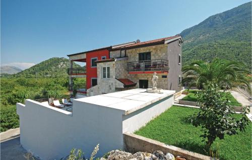 Vrgorac House | Inviting Home in Umcani with Pool & Hot Tub Amenities