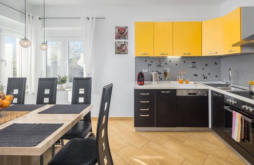 Valtura House | Spacious 6 Bedroom Retreat with Private Pool in Valtura