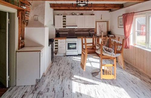 Vinslov House | Unique Farm Stay with Lake View and Spa Amenities