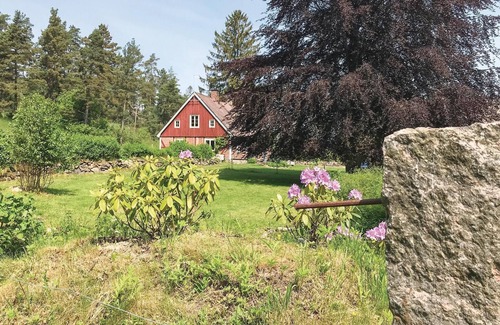Vinslov House | Unique Farm Stay with Lake View and Spa Amenities