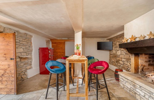 Gajana House | Family-Friendly Coastal Retreat with Pool and Spa Amenities