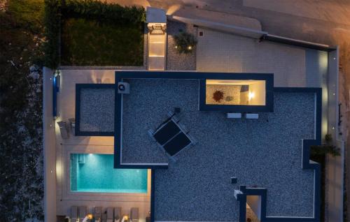 Vrsi House | Elegant Home in Vrsi with Pool and Hot Tub Amenities