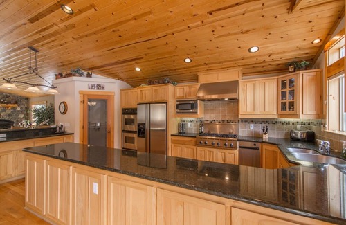 Truckee House | Elegant Golf Course Home with Pool & Two Bedroom Suites