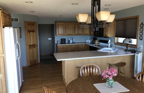 Reads Landing House | Scenic Home with Kitchen and Breakfast by the Rivers