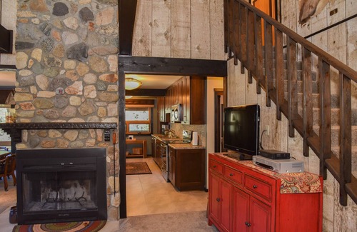 Red River Cabin | Picturesque Home with Mountain Views & Perfect for Groups
