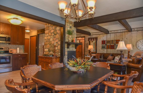 Red River Cabin | Picturesque Home with Mountain Views & Perfect for Groups