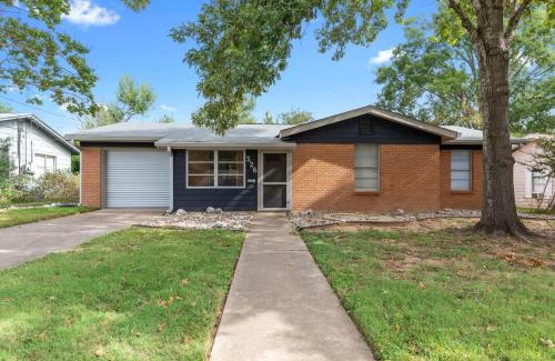 Fredericksburg House | Inviting Home with Grill, Steps from Main Street