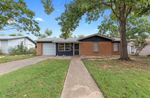Fredericksburg House | Inviting Home with Grill, Steps from Main Street