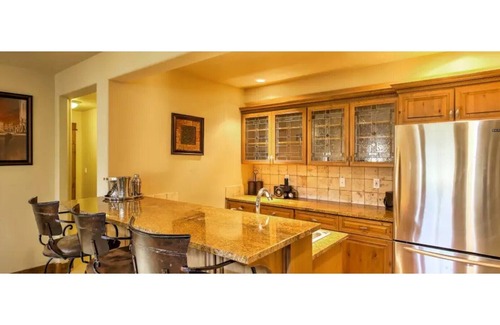 The Highlands House | Elegant Highland Park House with Pool and Spa Amenities